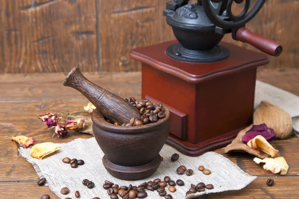 Copo de madeira cheio de café com moedores — Fotografia de Stock