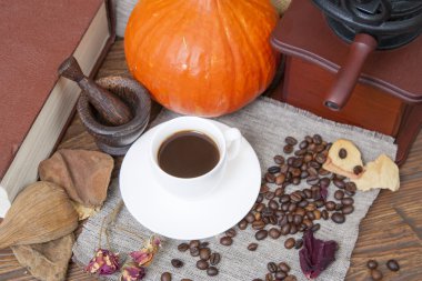 Beyaz fincan kahve sonbahar arka plan üzerinde