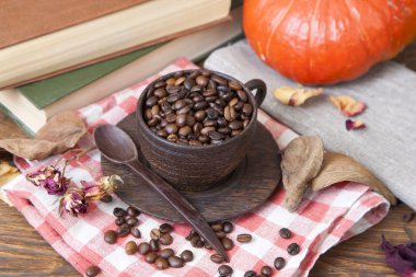 Kahve ve sonbahar arka planda değirmeni ahşap Kupası