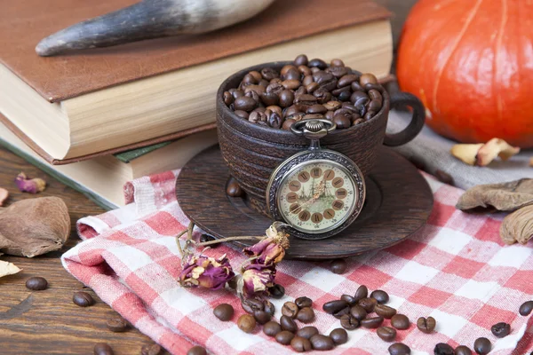 Дерев'яна чашка з кавою та м'ясорубкою на осінньому фоні — стокове фото