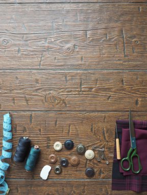 Ahşap arka plan dikiş aksesuarları