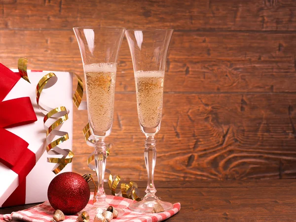 Két ünnepi pohár pezsgő, egy fából készült háttér — Stock Fotó