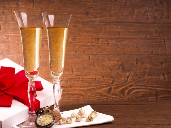 Dos copas de champán sobre un fondo de madera — Foto de Stock