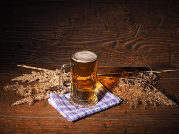 Taza de cerveza ligera sobre fondo de madera — Foto de Stock