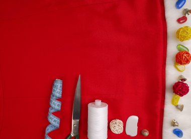 Noel dikiş natürmort kumaş içerir ve festival süsleri ve süsler oluşturmak için el sanatları malzemeleri