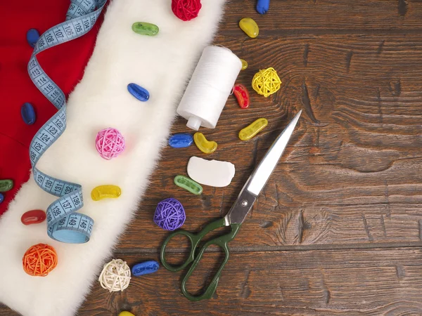 Kerstmis naaien stilleven omvat weefsel en ambachtelijke levert voor het maken van feestelijke decoraties en versieringen — Stockfoto