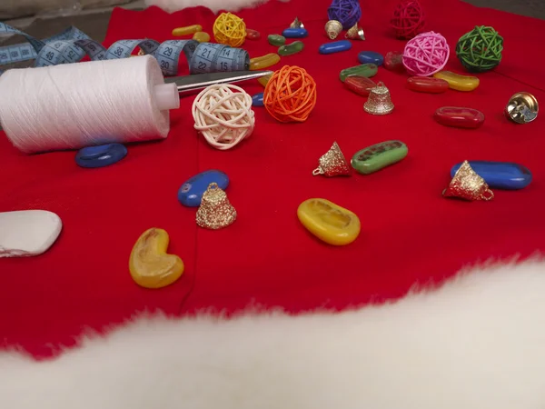 Noel dikiş natürmort kumaş içerir ve festival süsleri ve süsler oluşturmak için el sanatları malzemeleri — Stok fotoğraf