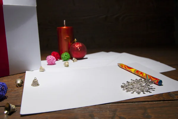 Kerstmis brief op houten achtergrond met decoraties — Stockfoto