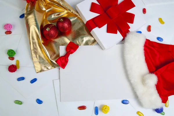 Noel kartı süslemeleri mektup zemin üzerine — Stok fotoğraf