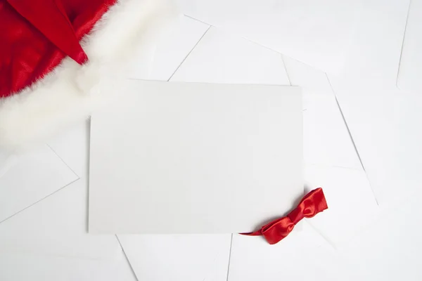 Tarjeta de Navidad en el fondo de la carta con decoraciones —  Fotos de Stock