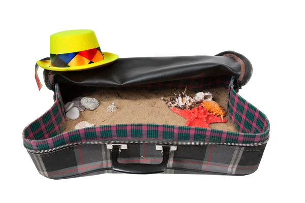 Retro walizce z akcesoriami na plaży — Zdjęcie stockowe