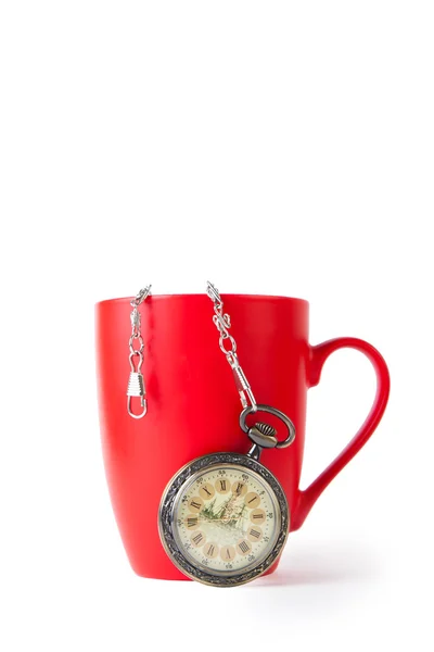 Reloj vintage y taza roja aislado —  Fotos de Stock