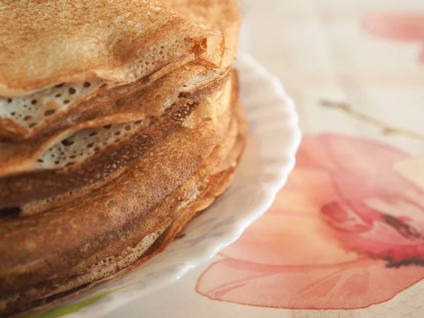 Crêpes fines domestiques russes sur plaque — Photo