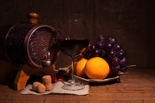 Склянка червоного вина і бочки на сільському дереві — стокове фото