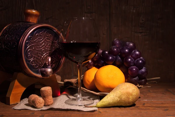 레드 와인과 소박한 나무 tabel에 배럴의 유리 — 스톡 사진