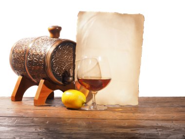 Brandy, varil, beyaz bir arka plan üzerinde izole eski kağıt bardak