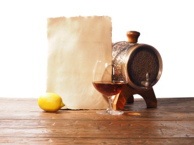 Brandy, varil, beyaz bir arka plan üzerinde izole eski kağıt bardak
