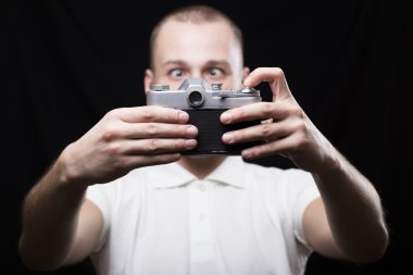 genç bir adam retro kamera kullanarak bir selfie yapar