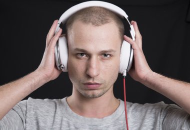 çekici bir adam dikkatle kulaklıklar müzik dinlemek