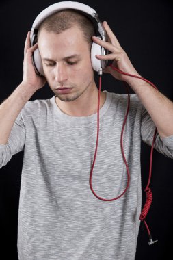 Kulaklıklar müzik dinlemek ciddi genç adam