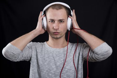 müzik kulaklık üzerinde dikkatle dinlemek ve ben bakan bir genç adam