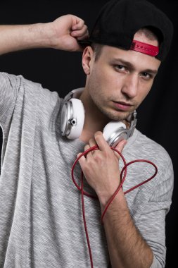 ciddi genç adam bir kap ve onun boynuna kulaklıklarla