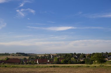 mavi gökyüzüne karşı Alman eyaleti güzel bir köy