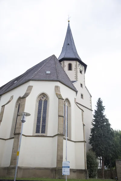 Kirche mit Uhr an der Wand unter der Kuppel des deutschen Profis — Stockfoto