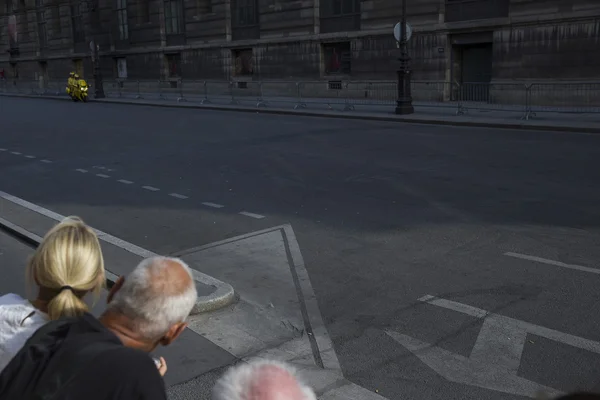 Een jong meisje en een grijs-haired mens die kijken naar de weg waarop — Stockfoto