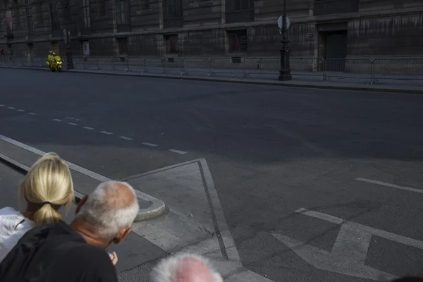 Une jeune fille et un homme aux cheveux gris regardant la route sur laquelle — Photo