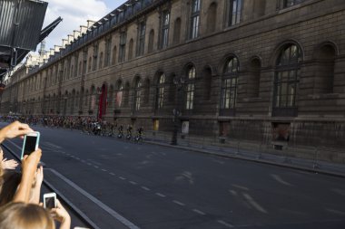 Paris destekçileri aşağı hareket cep telefonlarında kaldırılır