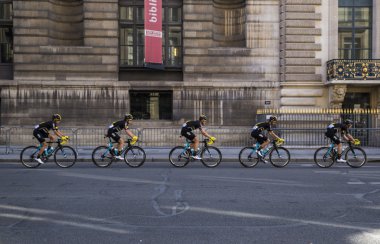 Beş sportsmens kulak Viyadükler üzerinde bisiklet üzerinde gidiyoruz