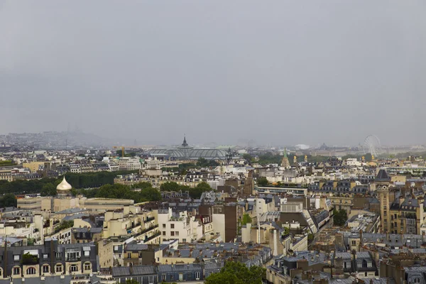 Bovenaanzicht van de Parijse buurten en stormachtige lucht in de verre — Stockfoto