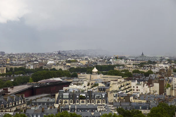 Vista superior de los barrios centrales de París y un approachin — Foto de Stock