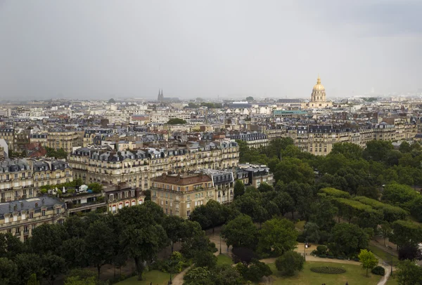 Vista superior de un parque de París y los barrios de la ciudad — Foto de Stock