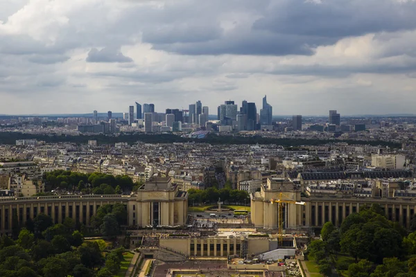 Hermosa vista de la parte superior de los "Jardines del Trocadero", "Palais de Chaillot" y rascacielos parisinos en el fondo — Foto de Stock