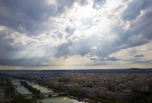 Una vista superior del río Sena y París — Foto de Stock