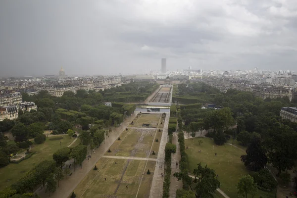 Una vista superior del parque y el río Sena y París — Foto de Stock