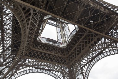 Alt görünümü Eyfel Kulesi'ne alt katmanı