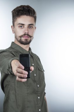 telefon ile şık genç adam