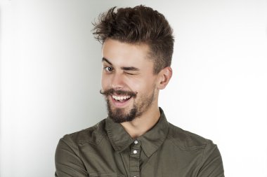 güzel bir gülümseme ile şık genç adam