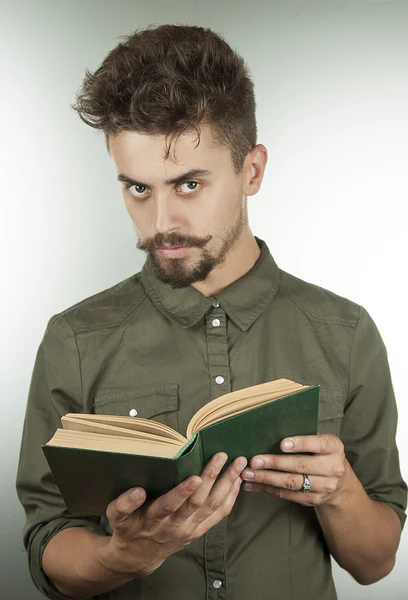 Ernsthafter junger Mann mit einem Buch — Stockfoto