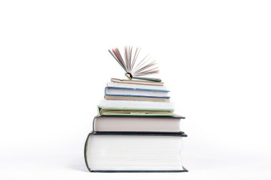 küçük bir beyaz bir arka plan üzerinde kitap yığını