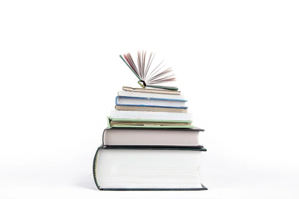 küçük bir beyaz bir arka plan üzerinde kitap yığını