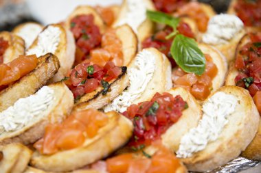 tereyağı, domates ve ince dal nane ile somon ile tost