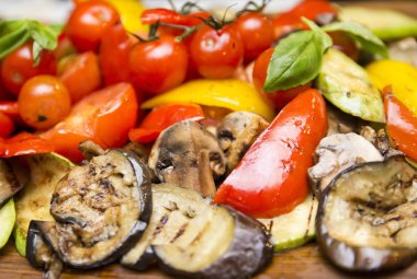 ahşap surfac üzerinde ızgara sebze çeşitli