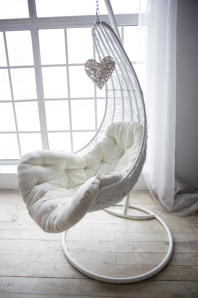 красивый кресло на деревянном полу в углу ветра
