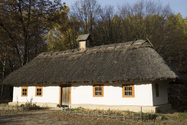 eski ahşap çiftlik evi ile kireç badanalı duvarla badanalı