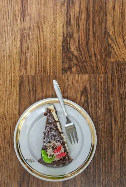 Dolce al cioccolato e forchetta su un piattino — Foto Stock