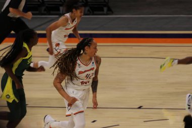 ARIZONA, ABD - 8 Mayıs 2021: Phoenix Suns Arena 'da Mercury Storm' a karşı. Kadın basketbol şampiyonası
